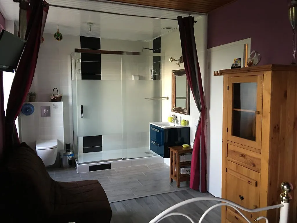 Chambres D'Hotes A La Ferme De La Rochelle Bed & Breakfast Roz-Landrieux Франция