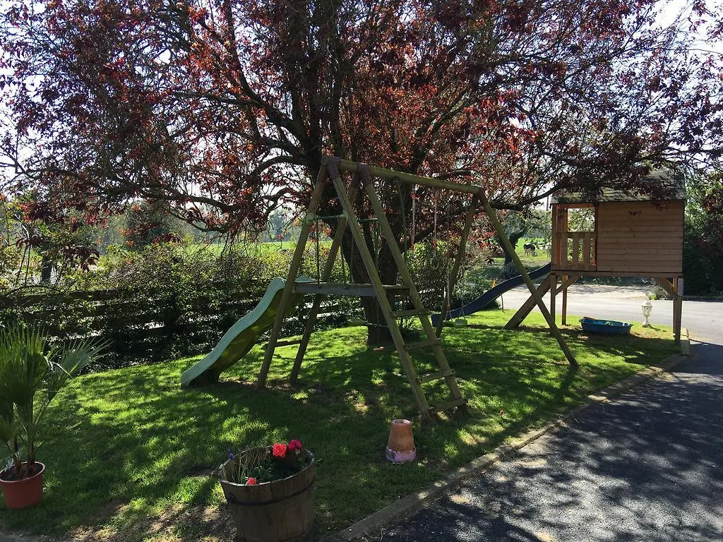Chambres D'Hotes A La Ferme De La Rochelle Bed & Breakfast Roz-Landrieux Франция